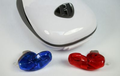 Prothèses auditives rouge et bleu avec boîte de rangement