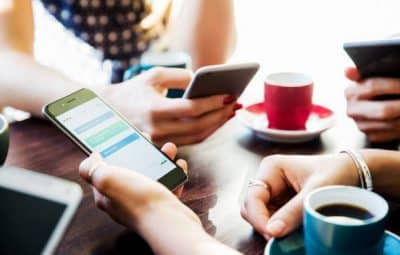 smartphone-amis-café-sms-réseaux-sociaux