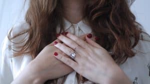 Femme mains croisées bague argent