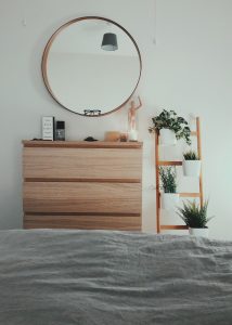 Commode en bois, miroir et étagère à plantes look naturel