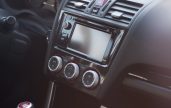 Tableau de bord d'une voiture équipé d'un autoradio dernier cri
