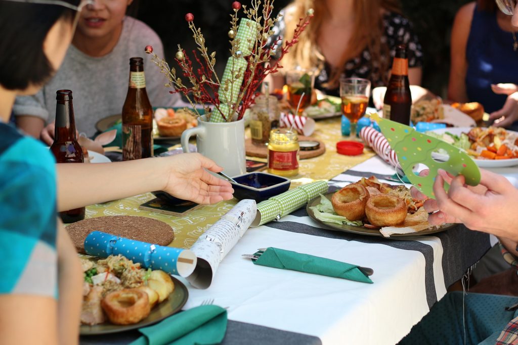 Plusieurs personnes rassemblées autour d'une table pour prendre un repas