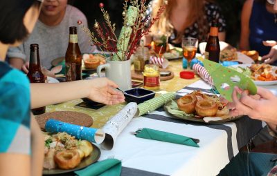 Plusieurs personnes rassemblées autour d'une table pour prendre un repas