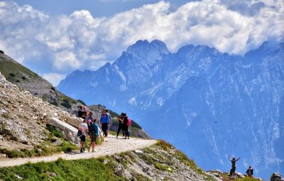 Famille en randonnée pendant les vacances à la montagne