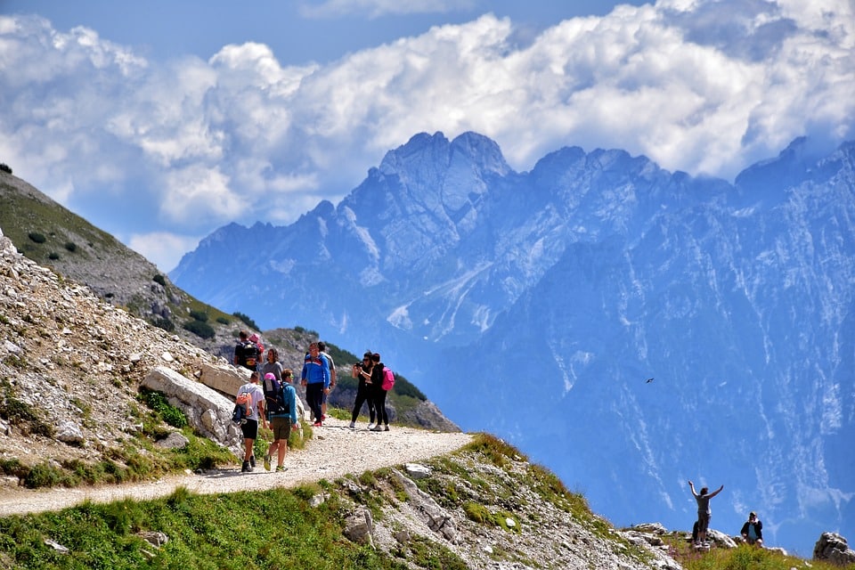 Famille en randonnée pendant les vacances à la montagne